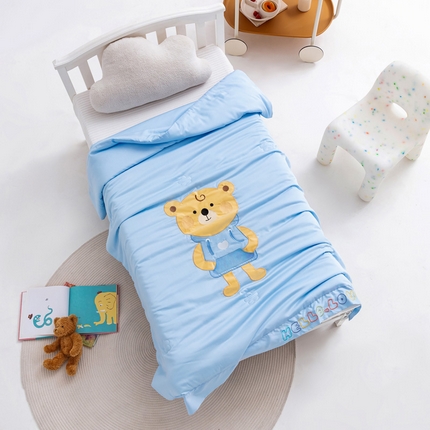 喜多兔儿童家纺 2023年新款小欢喜莫代尔天丝空调被 蓝色插兜熊