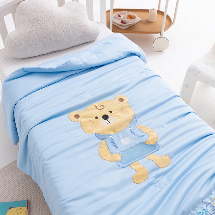 91家纺网 家纺一手货源 找家纺 喜多兔儿童家纺 2023年新款小欢喜莫代尔天丝空调被 蓝色插兜熊