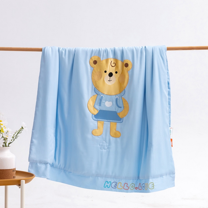 91家纺网 家纺一手货源 找家纺 喜多兔儿童家纺 2023年新款小欢喜莫代尔天丝空调被 蓝色插兜熊