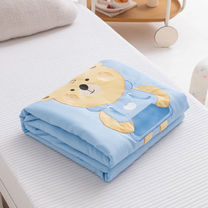 91家纺网 家纺一手货源 找家纺 喜多兔儿童家纺 2023年新款小欢喜莫代尔天丝空调被 蓝色插兜熊