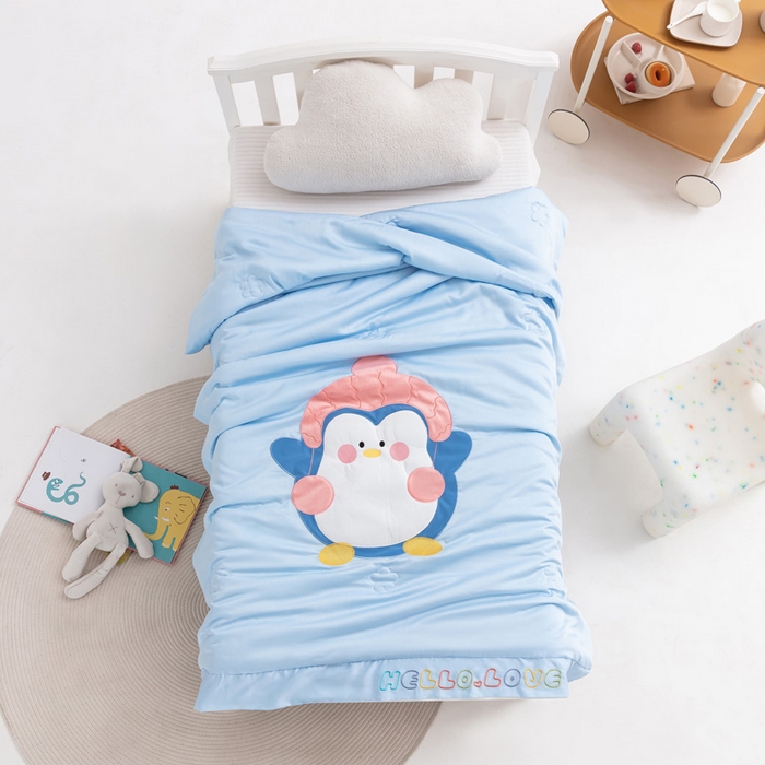 91家纺网 家纺一手货源 找家纺 喜多兔儿童家纺 2023年新款小欢喜莫代尔天丝空调被 蓝色舞动企鹅