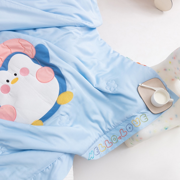 91家纺网 家纺一手货源 找家纺 喜多兔儿童家纺 2023年新款小欢喜莫代尔天丝空调被 蓝色舞动企鹅