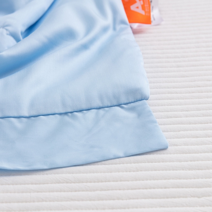 91家纺网 家纺一手货源 找家纺 喜多兔儿童家纺 2023年新款小欢喜莫代尔天丝空调被 蓝色舞动企鹅