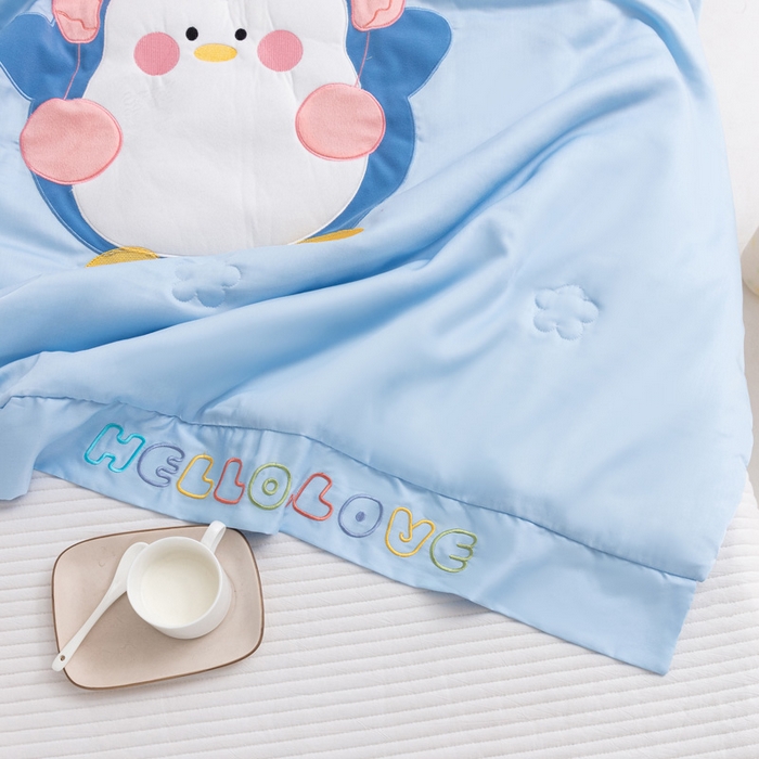 91家纺网 家纺一手货源 找家纺 喜多兔儿童家纺 2023年新款小欢喜莫代尔天丝空调被 蓝色舞动企鹅