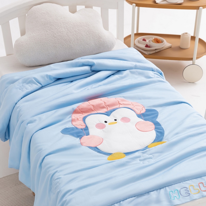 91家纺网 家纺一手货源 找家纺 喜多兔儿童家纺 2023年新款小欢喜莫代尔天丝空调被 蓝色舞动企鹅