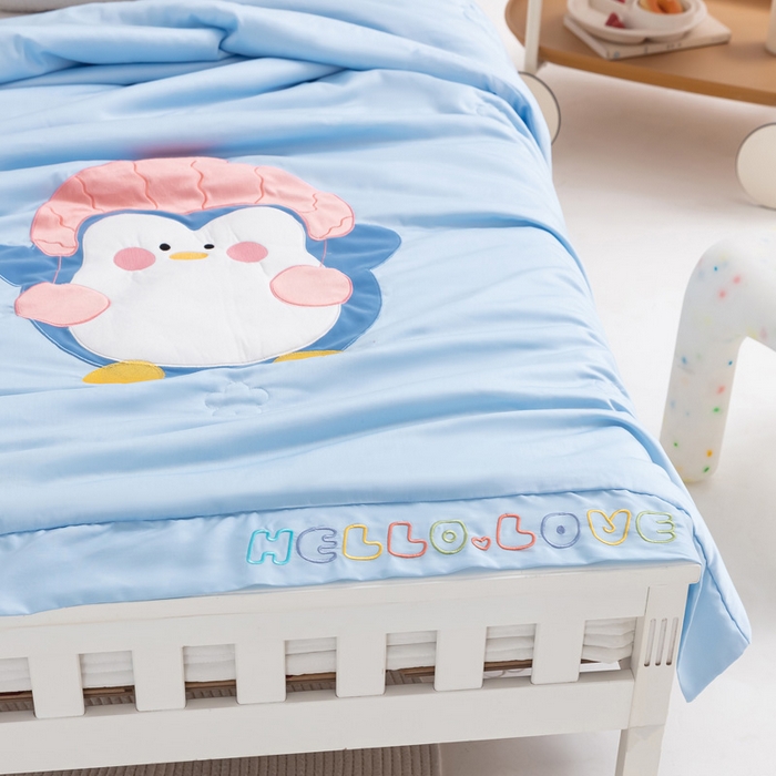 91家纺网 家纺一手货源 找家纺 喜多兔儿童家纺 2023年新款小欢喜莫代尔天丝空调被 蓝色舞动企鹅