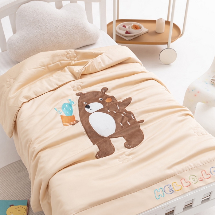 91家纺网 家纺一手货源 找家纺 喜多兔儿童家纺 2023年新款小欢喜莫代尔天丝空调被 黄色哈喽小熊