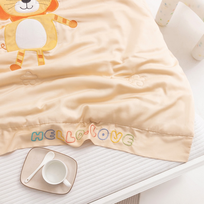 91家纺网 家纺一手货源 找家纺 喜多兔儿童家纺 2023年新款小欢喜莫代尔天丝空调被 黄色米宝小狮子