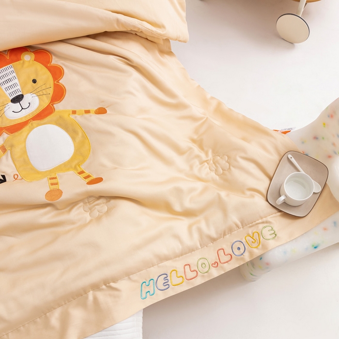 91家纺网 家纺一手货源 找家纺 喜多兔儿童家纺 2023年新款小欢喜莫代尔天丝空调被 黄色米宝小狮子