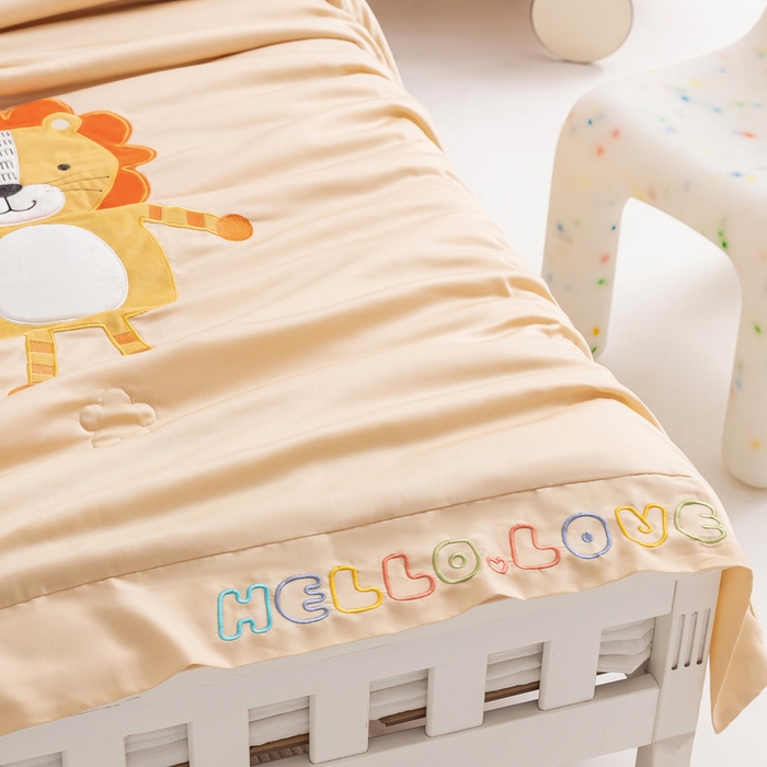 91家纺网 家纺一手货源 找家纺 喜多兔儿童家纺 2023年新款小欢喜莫代尔天丝空调被 黄色米宝小狮子