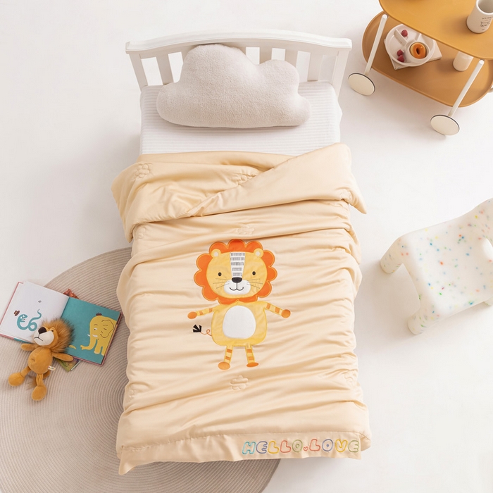 91家纺网 家纺一手货源 找家纺 喜多兔儿童家纺 2023年新款小欢喜莫代尔天丝空调被 黄色米宝小狮子
