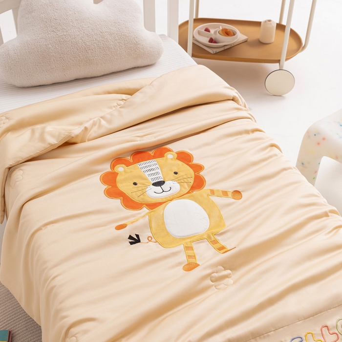 91家纺网 家纺一手货源 找家纺 喜多兔儿童家纺 2023年新款小欢喜莫代尔天丝空调被 黄色米宝小狮子