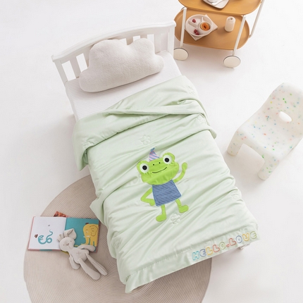 91家纺网 家纺一手货源 找家纺 喜多兔儿童家纺 2023年新款小欢喜莫代尔天丝空调被 绿色活力青蛙