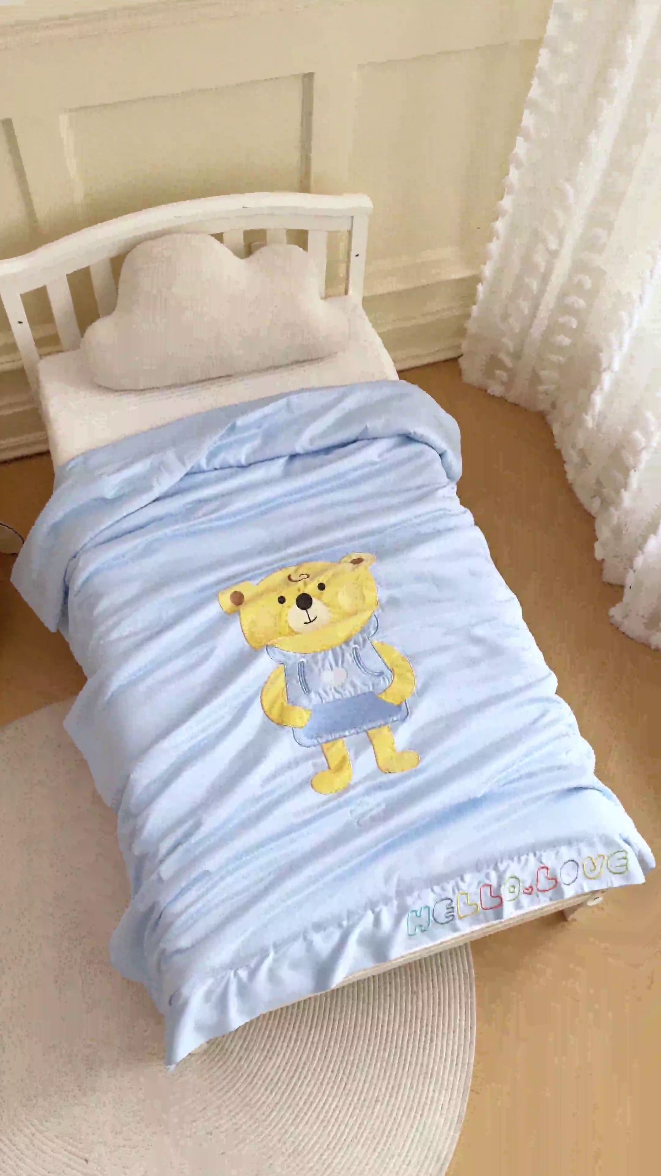 91家纺网 家纺一手货源 找家纺 喜多兔儿童家纺 2023年新款小欢喜莫代尔天丝空调被 蓝色插兜熊