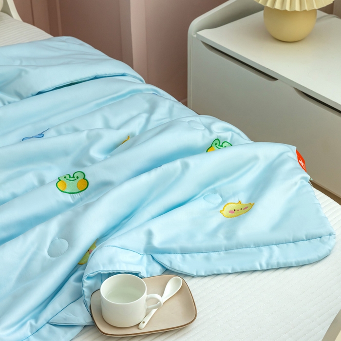91家纺网 家纺一手货源 找家纺 喜多兔儿童家纺 2023年新款小甜蜜系列空调被 马卡龙蓝色