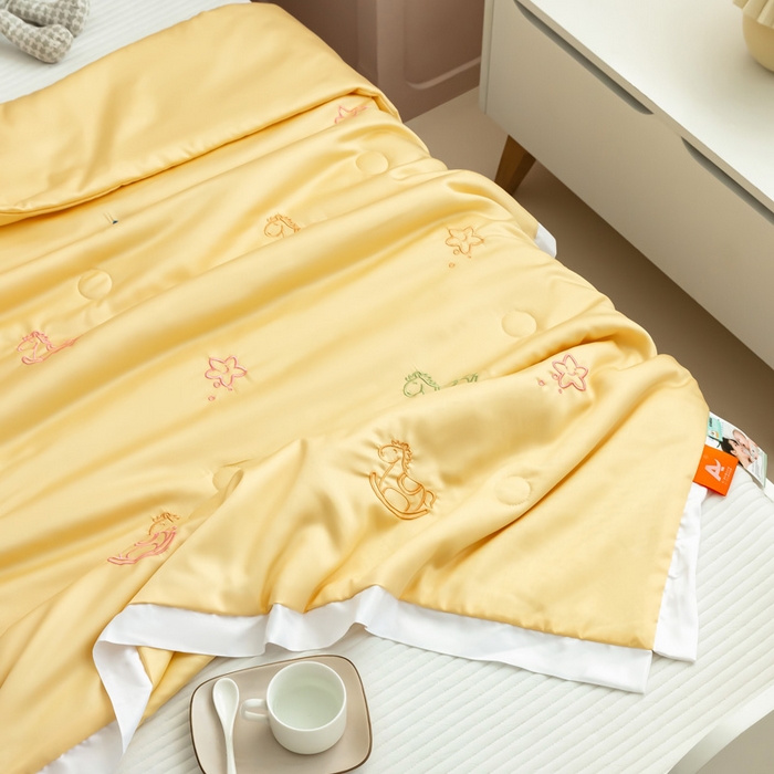 91家纺网 家纺一手货源 找家纺 喜多兔儿童家纺 2023年新款小甜蜜系列空调被 黄色小马儿