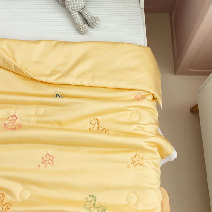 91家纺网 家纺一手货源 找家纺 喜多兔儿童家纺 2023年新款小甜蜜系列空调被 黄色小马儿