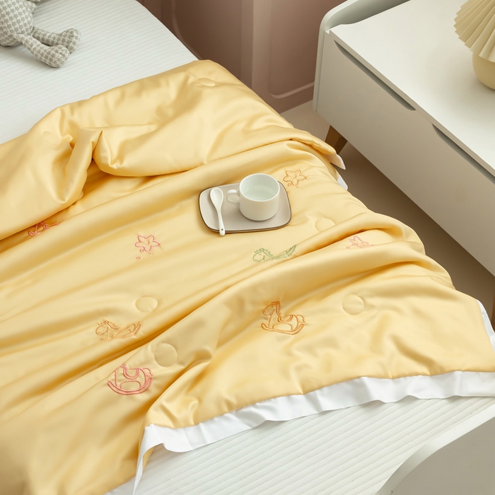 91家纺网 家纺一手货源 找家纺 喜多兔儿童家纺 2023年新款小甜蜜系列空调被 黄色小马儿