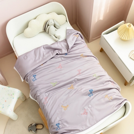 91家纺网 家纺一手货源 找家纺 喜多兔儿童家纺 2023年新款小甜蜜系列空调被 灰色鹿鹿儿