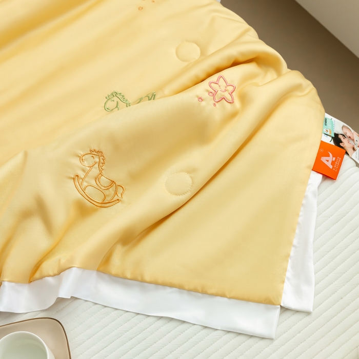 91家纺网 家纺一手货源 找家纺 喜多兔儿童家纺 2023年新款小甜蜜系列空调被 黄色小马儿
