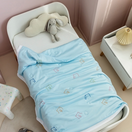 91家纺网 家纺一手货源 找家纺 喜多兔儿童家纺 2023年新款小甜蜜系列空调被 蓝色熊宝儿