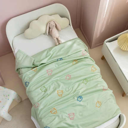 91家纺网 家纺一手货源 找家纺 喜多兔儿童家纺 2023年新款小甜蜜系列空调被 绿色放牛娃