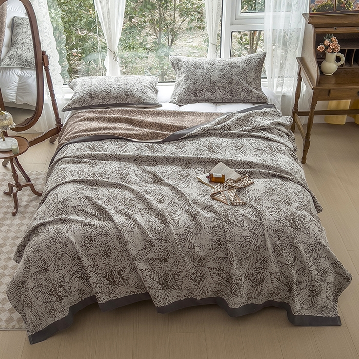 91家纺网 家纺一手货源 找家纺 棠薇2023全棉纱布四层编织盖毯床盖三件套纱布凉席毛巾被夏被一叶知秋灰