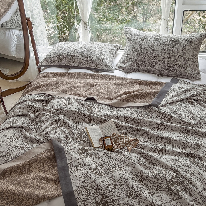 91家纺网 家纺一手货源 找家纺 棠薇2023全棉纱布四层编织盖毯床盖三件套纱布凉席毛巾被夏被一叶知秋灰