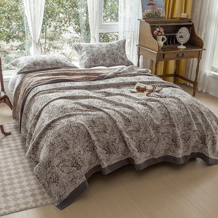 91家纺网 家纺一手货源 找家纺 棠薇2023全棉纱布四层编织盖毯床盖三件套纱布凉席毛巾被夏被一叶知秋灰