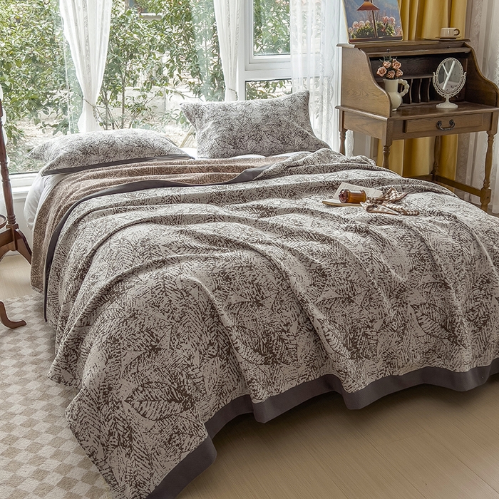 91家纺网 家纺一手货源 找家纺 棠薇2023全棉纱布四层编织盖毯床盖三件套纱布凉席毛巾被夏被一叶知秋灰