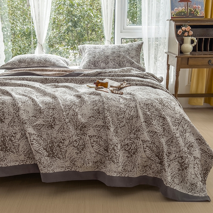 91家纺网 家纺一手货源 找家纺 棠薇2023全棉纱布四层编织盖毯床盖三件套纱布凉席毛巾被夏被一叶知秋灰