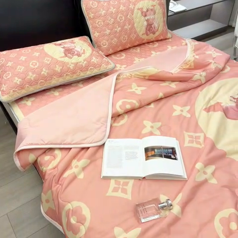 91家纺网 家纺一手货源 找家纺 摩卡 2024新品冰激凌大豆夏被 天使熊粉