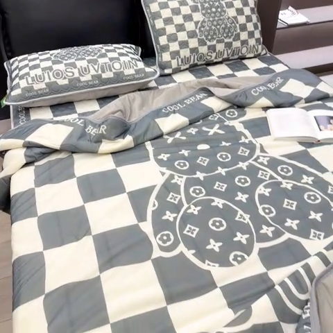 91家纺网 家纺一手货源 找家纺 摩卡 2024新品冰激凌大豆夏被 棋盘格公仔