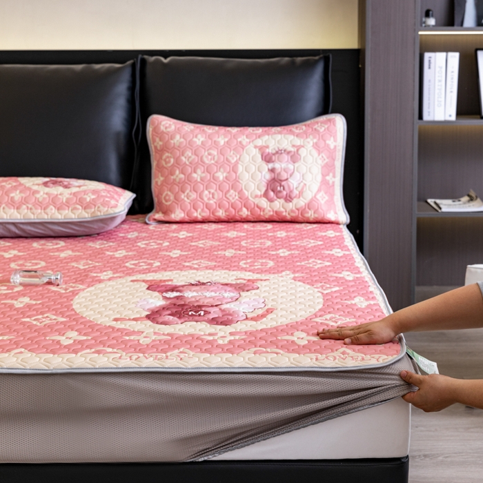 91家纺网 家纺一手货源 找家纺 摩卡 2024新品凉感丝床笠乳胶凉席三件套 天使熊粉