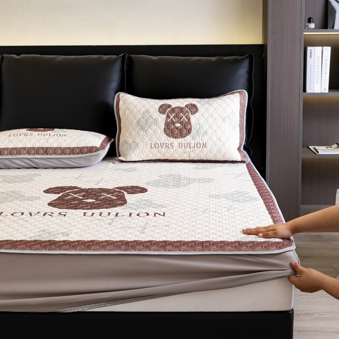 91家纺网 家纺一手货源 找家纺 摩卡 2024新品凉感丝床笠乳胶凉席三件套 熊头咖