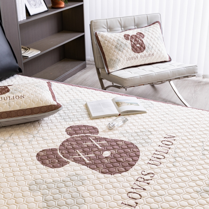 91家纺网 家纺一手货源 找家纺 摩卡 2024新品凉感丝床笠乳胶凉席三件套 熊头咖