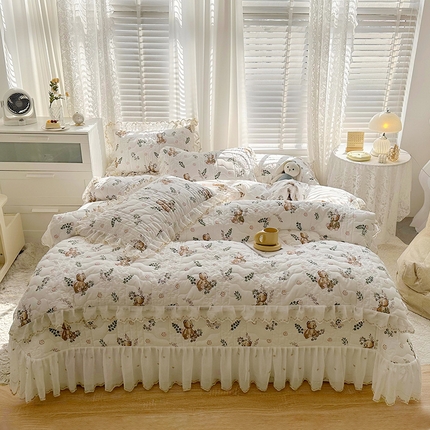 91家纺网 家纺一手货源 找家纺  2023新款全棉蕾丝刺绣床盖四件套（夹棉被套） 小熊吉米