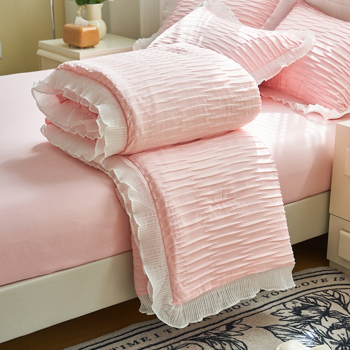 91家纺网 家纺一手货源 找家纺 畅销被业 2024新款泡泡纱花边夏被四件套 花边款泡泡纱-浅粉色