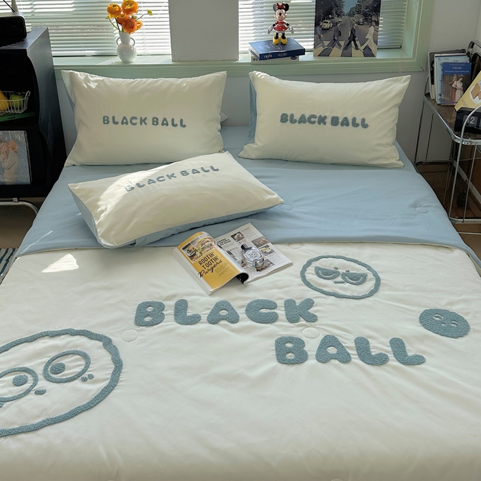 91家纺网 家纺一手货源 找家纺 眠帛 2024新款A类水洗棉毛巾绣夏被四件套—精灵系列 精灵繁星蓝