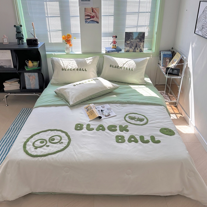 91家纺网 家纺一手货源 找家纺 眠帛 2024新款A类水洗棉毛巾绣夏被四件套—精灵系列 精灵果绿