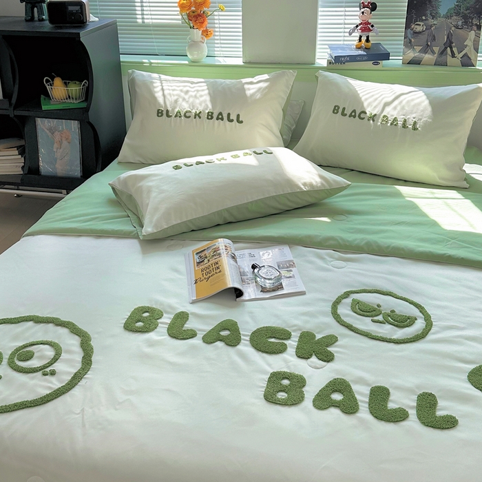 91家纺网 家纺一手货源 找家纺 眠帛 2024新款A类水洗棉毛巾绣夏被四件套—精灵系列 精灵果绿