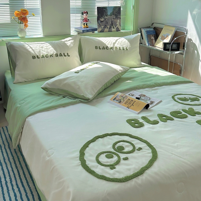 91家纺网 家纺一手货源 找家纺 眠帛 2024新款A类水洗棉毛巾绣夏被四件套—精灵系列 精灵果绿