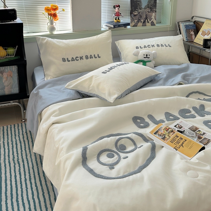 91家纺网 家纺一手货源 找家纺 眠帛 2024新款A类水洗棉毛巾绣夏被四件套—精灵系列 精灵蓝灰