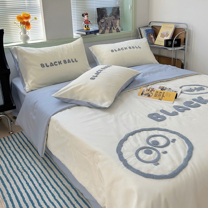 91家纺网 家纺一手货源 找家纺 眠帛 2024新款A类水洗棉毛巾绣夏被四件套—精灵系列 精灵蓝灰