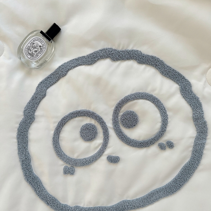 91家纺网 家纺一手货源 找家纺 眠帛 2024新款A类水洗棉毛巾绣夏被四件套—精灵系列 精灵蓝灰