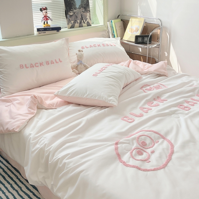 91家纺网 家纺一手货源 找家纺 眠帛 2024新款A类水洗棉毛巾绣夏被四件套—精灵系列 精灵奶油粉