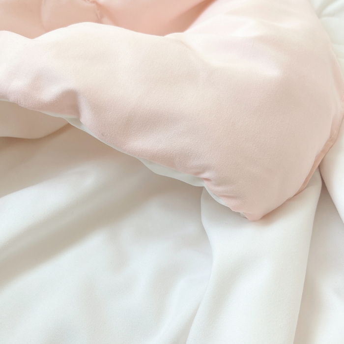 91家纺网 家纺一手货源 找家纺 眠帛 2024新款A类水洗棉毛巾绣夏被四件套—精灵系列 精灵奶油粉