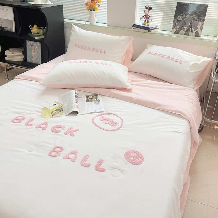 91家纺网 家纺一手货源 找家纺 眠帛 2024新款A类水洗棉毛巾绣夏被四件套—精灵系列 精灵奶油粉