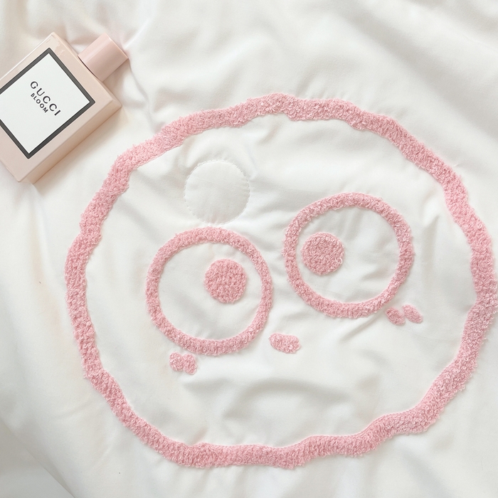 91家纺网 家纺一手货源 找家纺 眠帛 2024新款A类水洗棉毛巾绣夏被四件套—精灵系列 精灵奶油粉