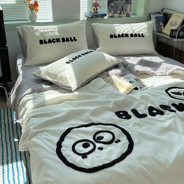 91家纺网 家纺一手货源 找家纺 眠帛 2024新款A类水洗棉毛巾绣夏被四件套—精灵系列 精灵浅灰